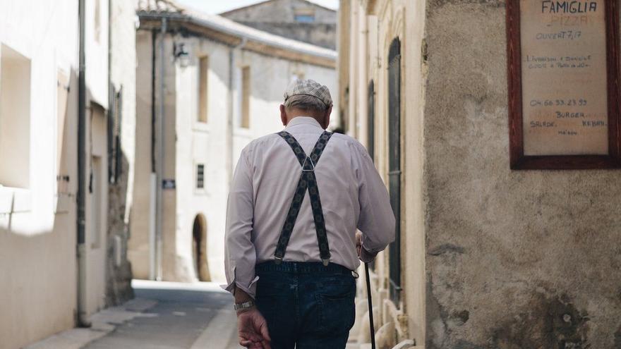 Un jubilat passeja pel carrer