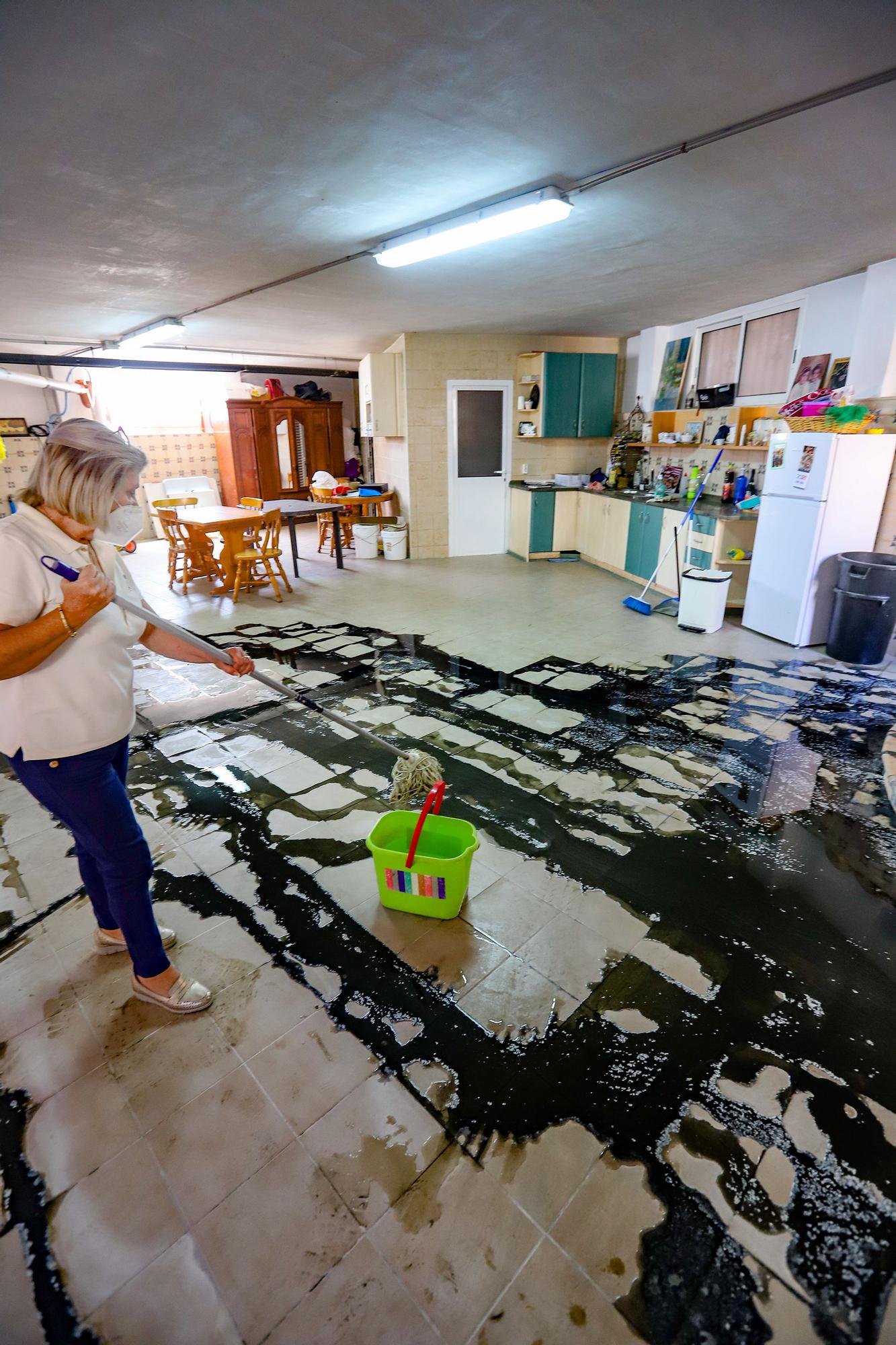 Aguas fecales rebosan desde hace un año en el sótano de la casa de una familia de Callosa de Segura