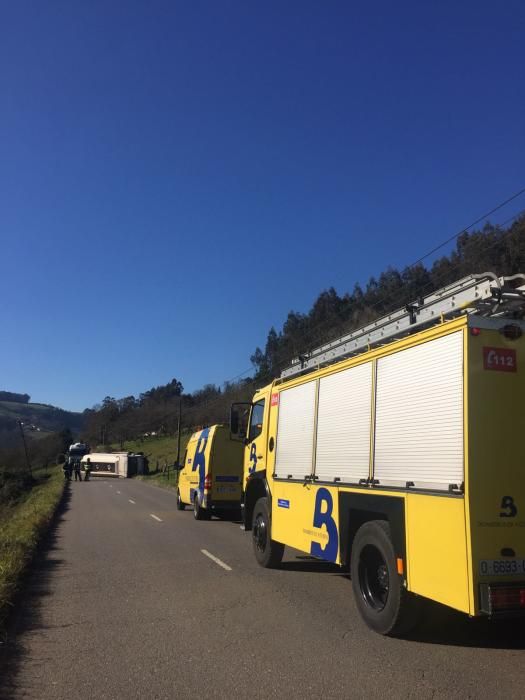 Un accidente corta la carretera que une Pravia y Salas