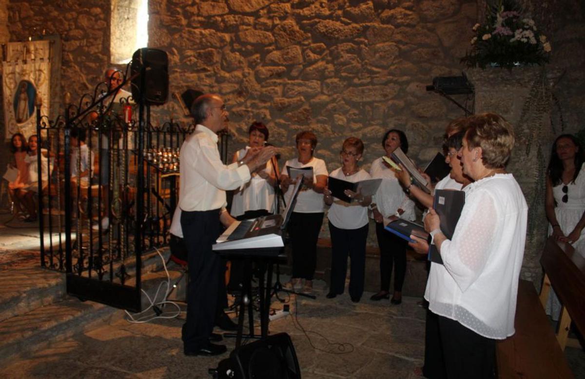 El coro de Mombuey participa en la misa. | A. S.