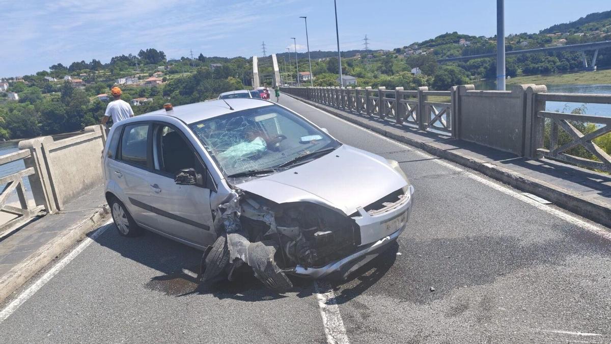 Vehículo accidentado en el puente de O Pedrido, en Bergondo.