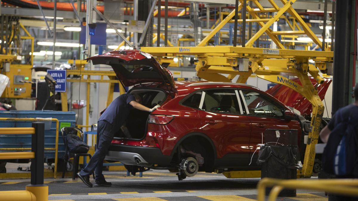Un coche en producción en Ford Almussafes, en una imagen de archivo.