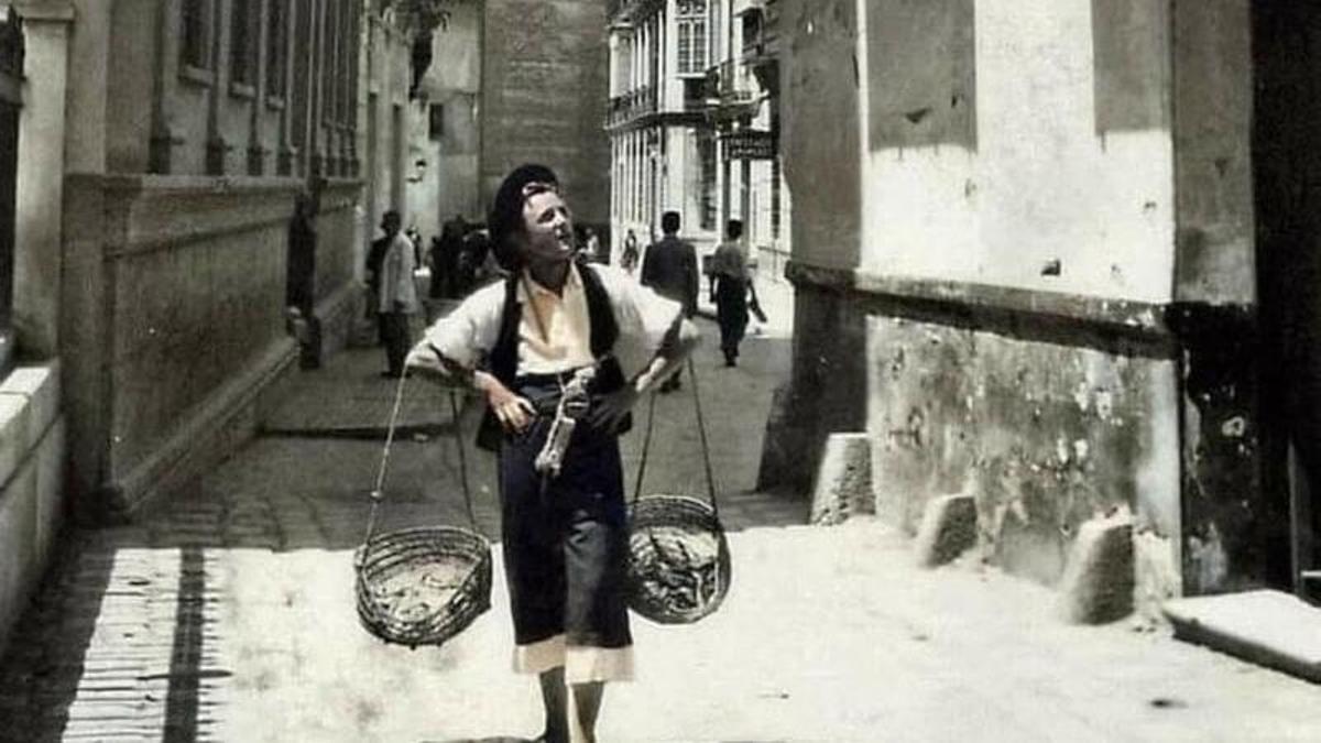Un cenachero en la calle San Agustín de una postal de principios del siglo XX.