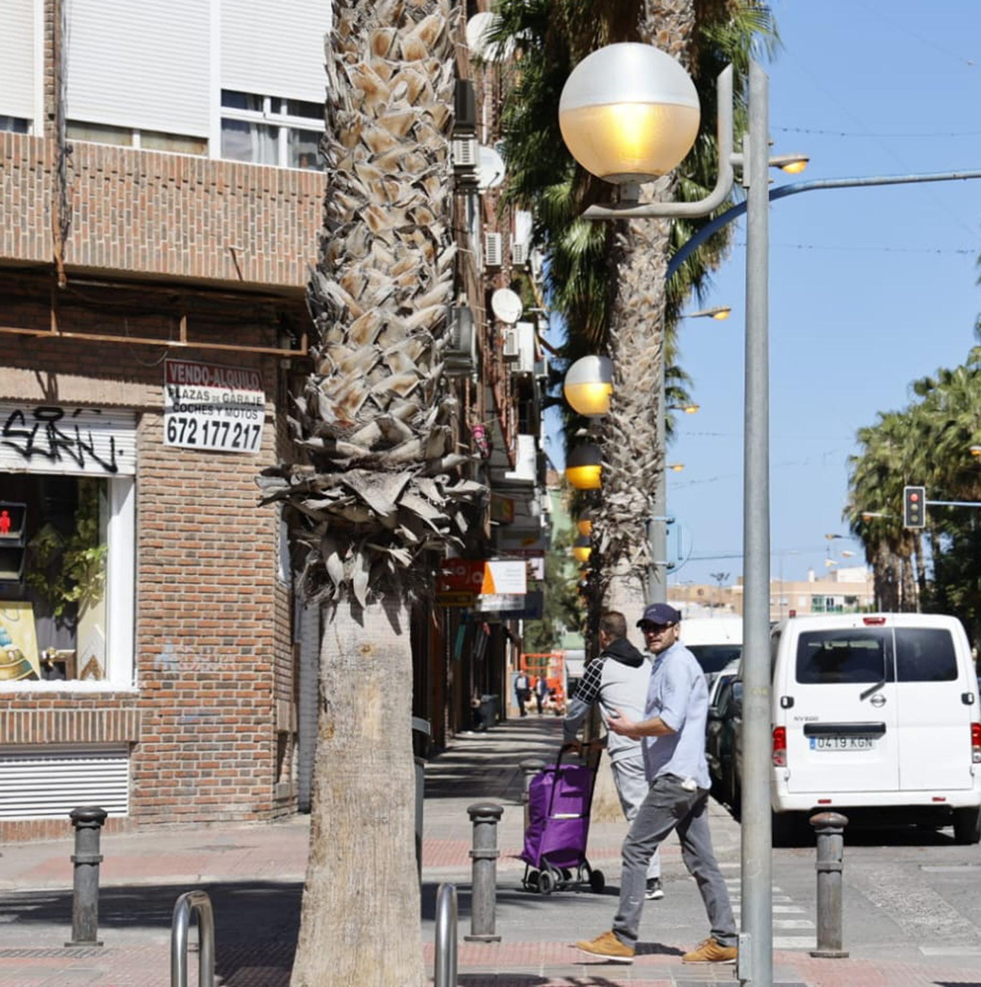 Farolas encendidas durante el día en Maria Mazzarello