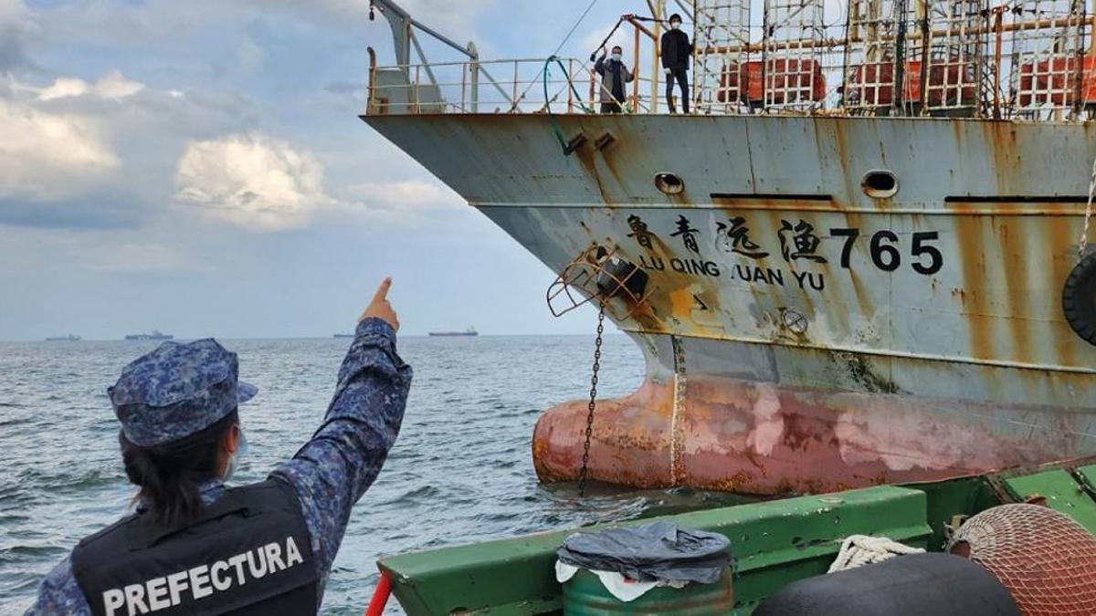 Personal de la Prefectura Naval de Uruguay, junto al buque 'Lu Qquing Yuan Yu 765', denunciado por malas prácticas laborales
