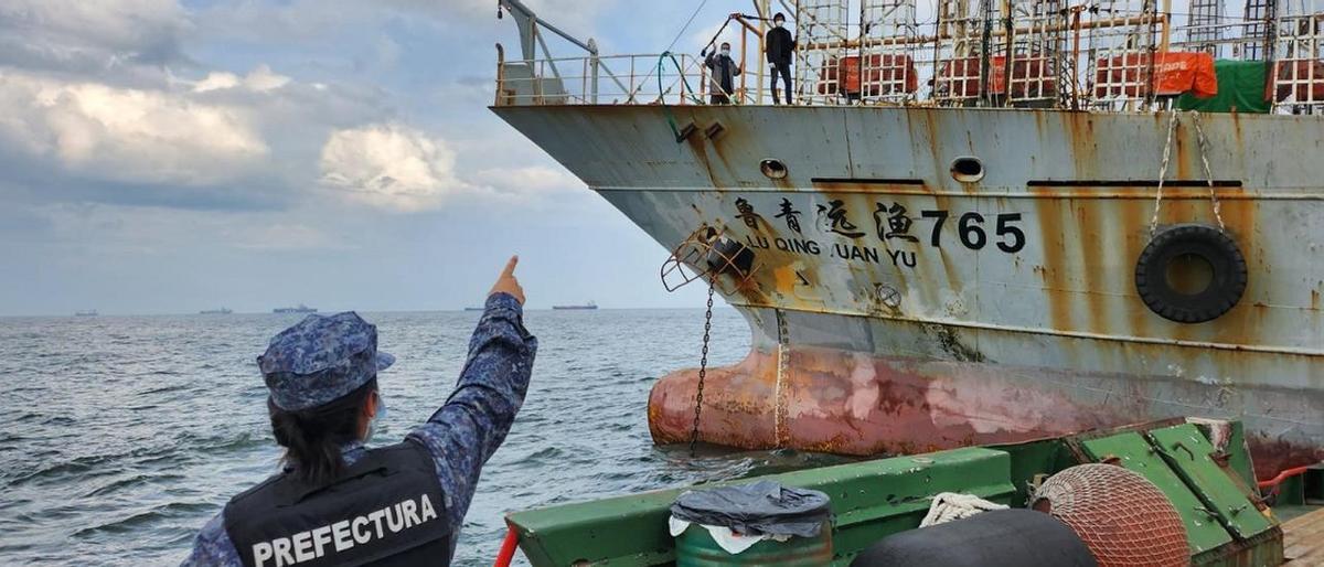 Personal de la Prefectura Naval de Uruguay, junto al buque Lu Qquing Yuan Yu 765, denunciado por malas prácticas laborales