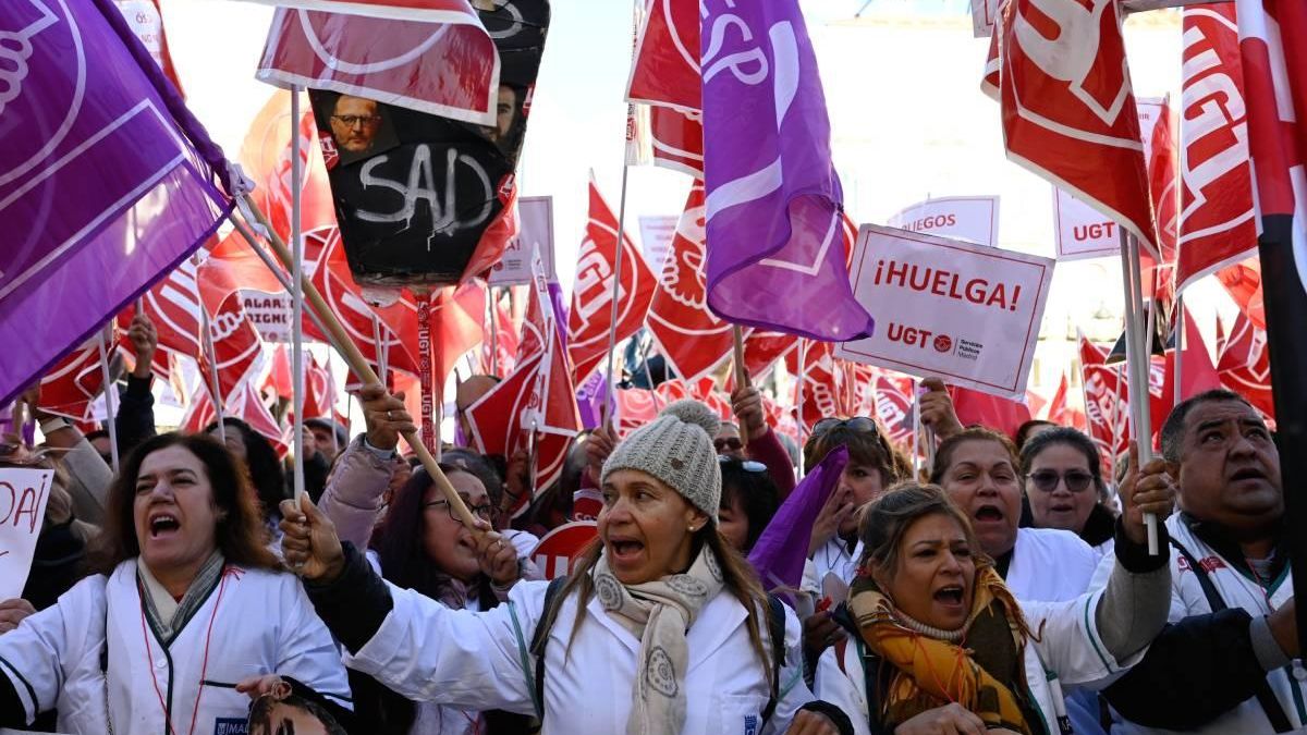 Trabajadoras del Servicio de Ayuda a Domicilio exigen al Ayuntamiento y a la Comunidad de Madrid mejoras en sus condiciones laborales.