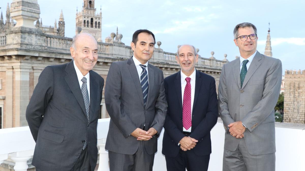 Las nuevas oficinas se sitúan en la calle Santo Tomás y a su inauguración ha asistido Miquel Roca, padre de la Constitución.