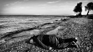 Ai Weiwei tumbado en una playa de Lesbos recreando la muerte del pequeño Aylán.