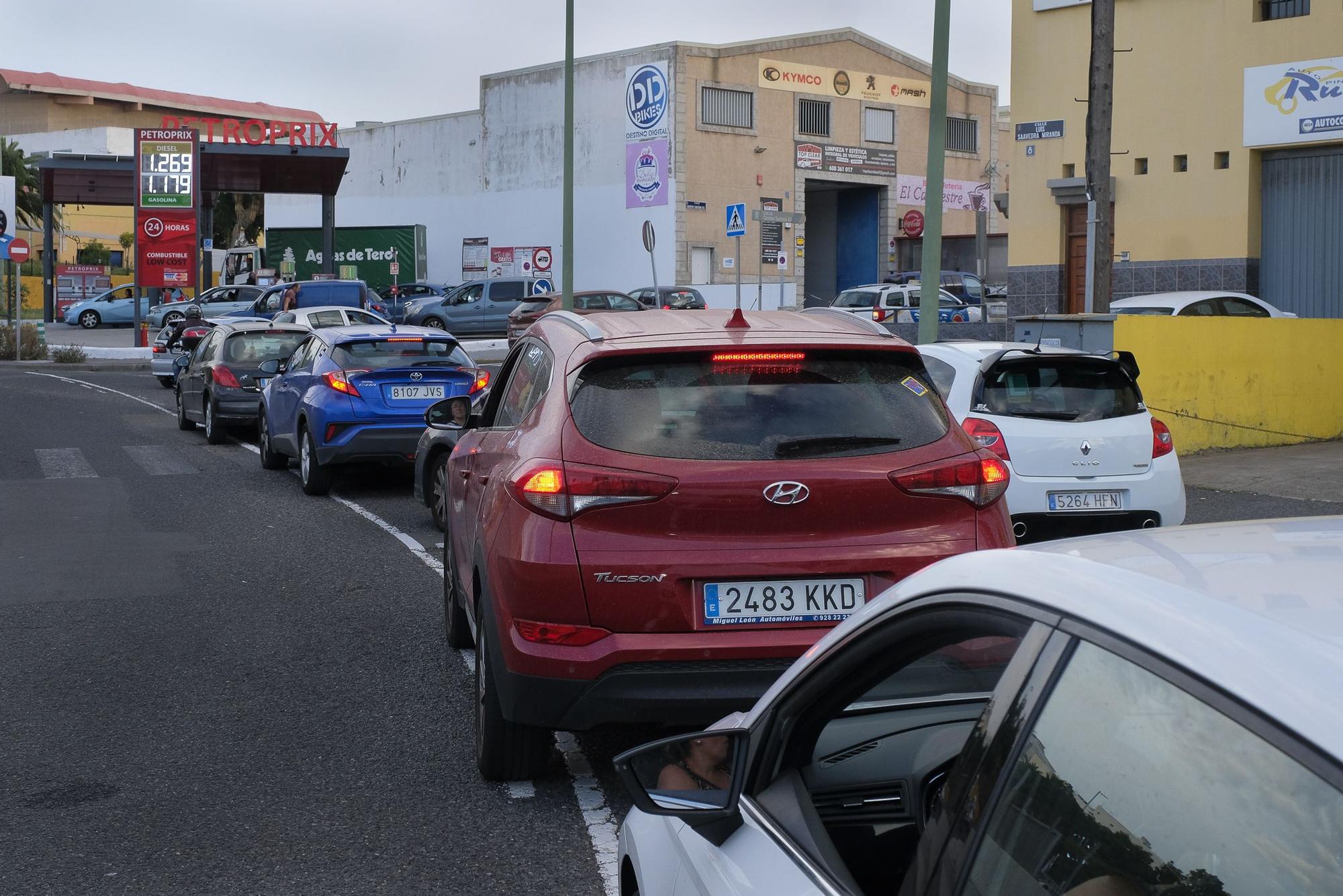 Colas en las gasolineras por el fin del descuento en la gasolina