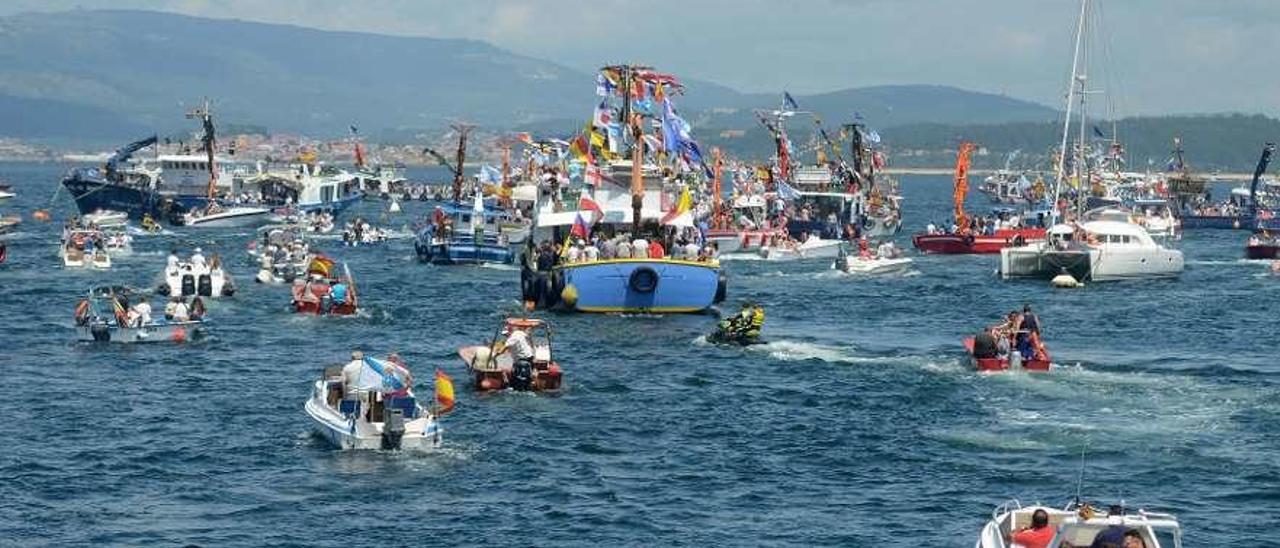 La procesión marítima es el evento más esperado cada año por los isleños. // N. Parga