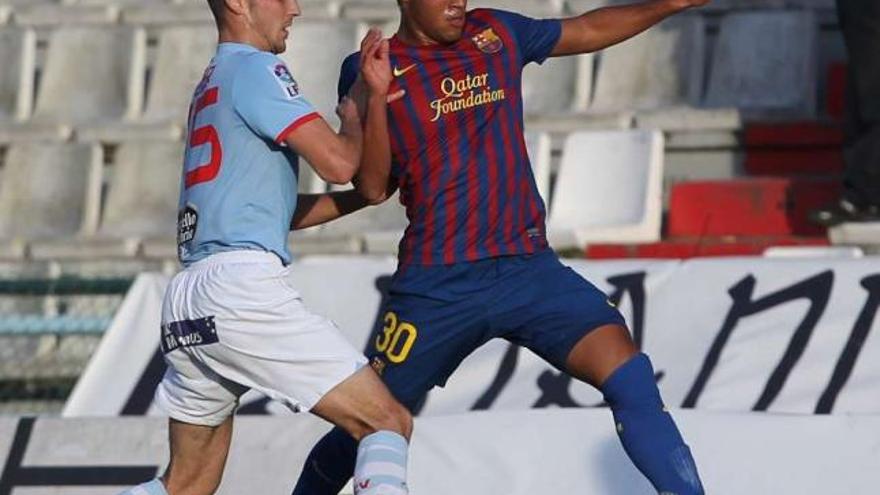 Rafinha pelea con Oier durante el Celta-Barcelona B de hace dos temporadas. // Ricardo Grobas