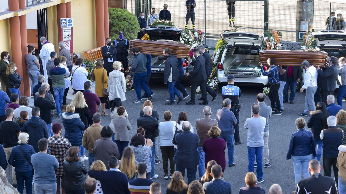 Multitudinaria despedida en Gran Canaria a la familia asturiana muerta en un barranco