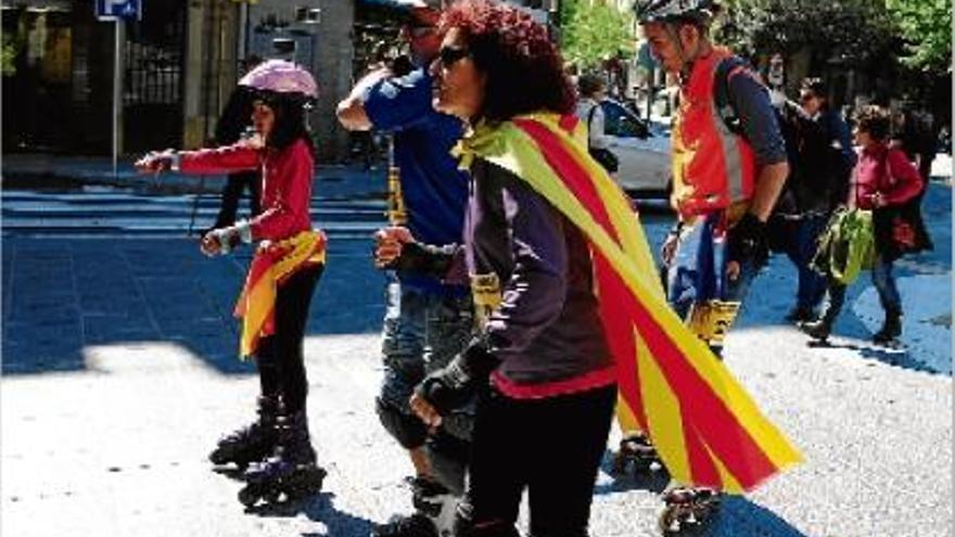 Els patinadors, ahir just després de la sortida, a la plaça de Crist Rei de Manresa