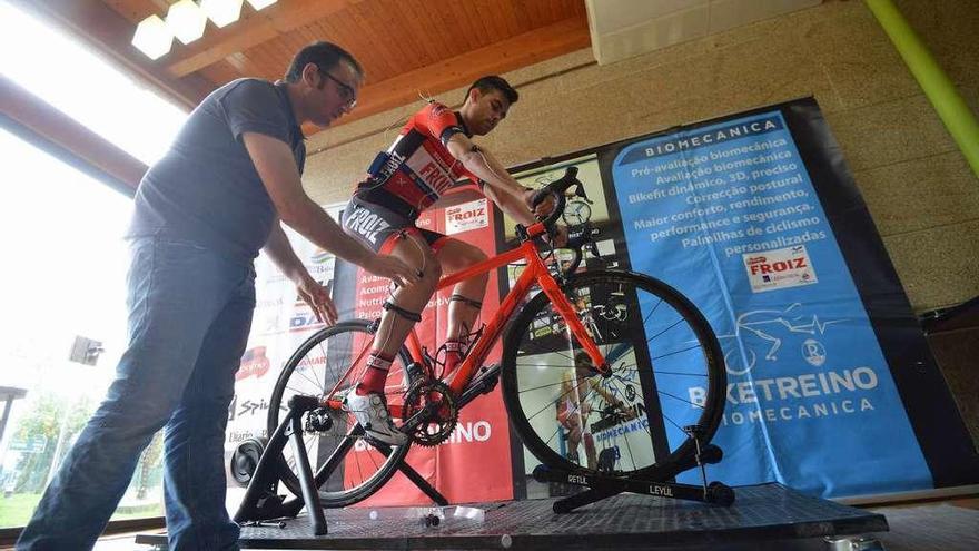 Un ciclista realiza la prueba de biomecánica, implantada en el equipo esta temporada. // Gustavo Santos