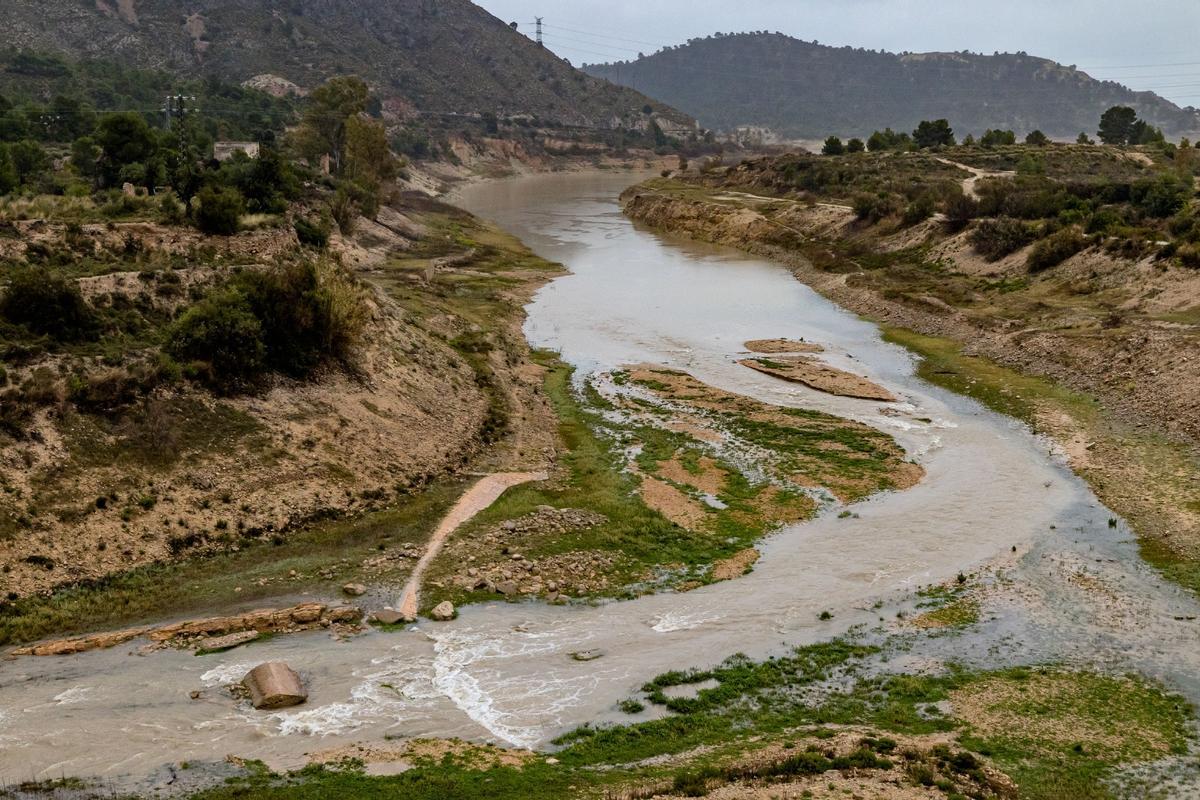 Imagen de la entrada de agua al embalse del Amadorio esta mañana
