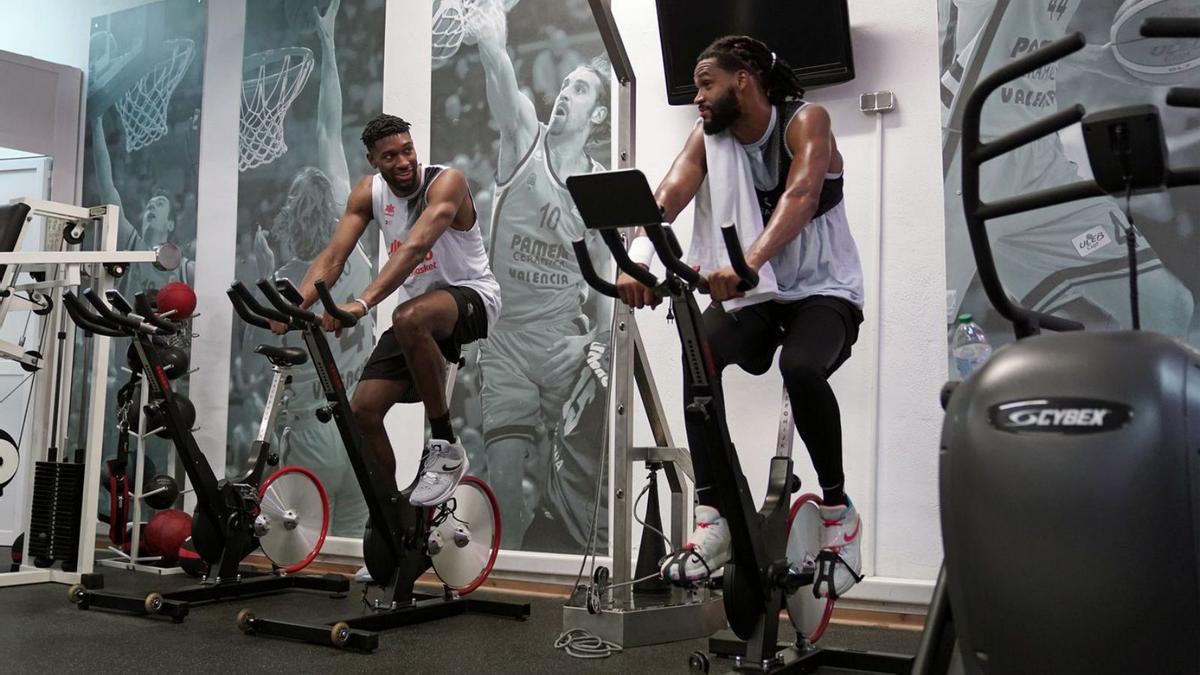 Dos de los fichajes de este año, Kyle Alexander y James Webb III, en el gimnasio. | VBC