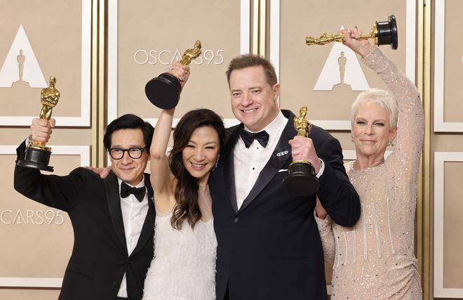 Huy Quan, Michelle Yeoh, Brendan Fraser y Jamie Lee Curtis posan con sus Premio Oscar en 2023