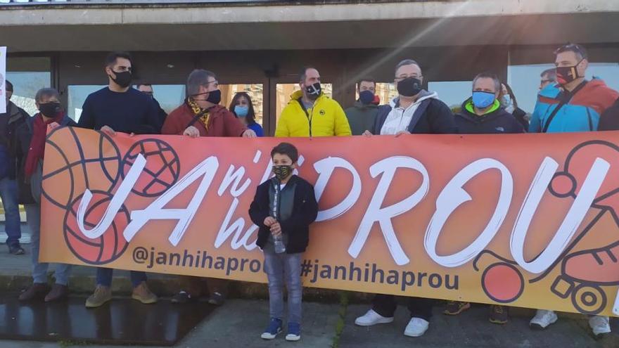 Alguns dels manifestants amb la pancarta reivindicativa.