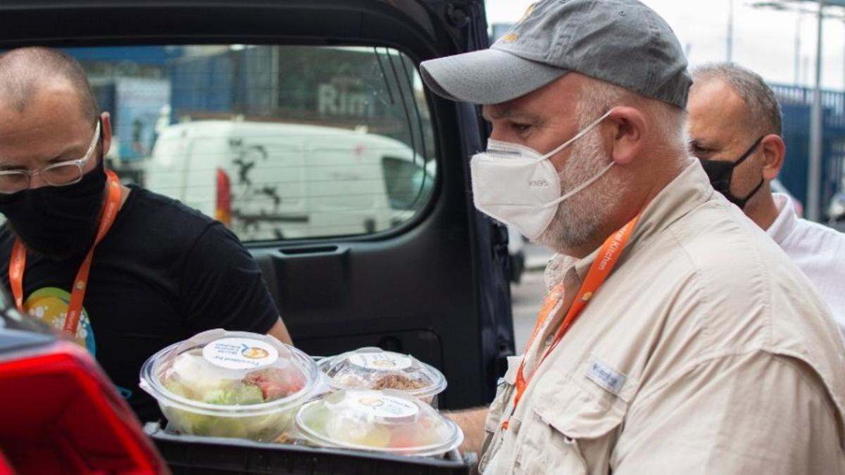 José Andrés trabajando sobre el terreno con la World Central Kitchen