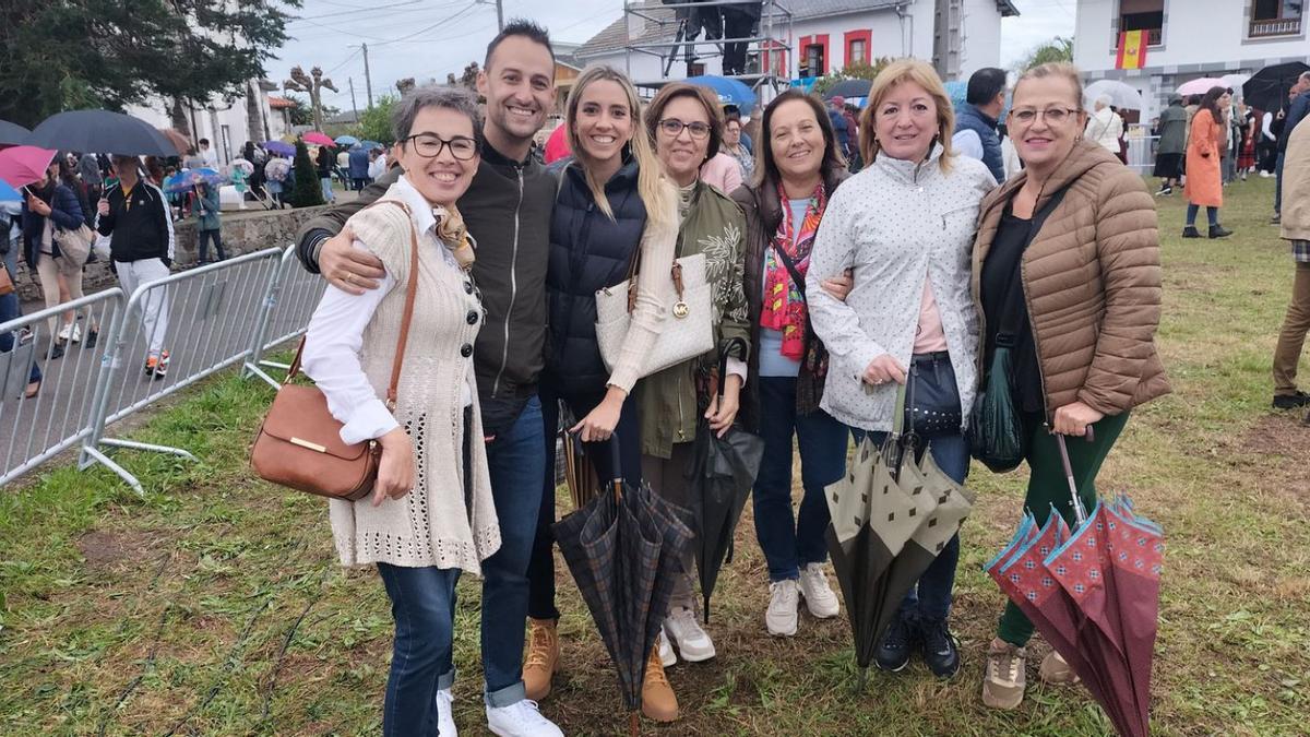 Por la izquierda, Celsa Alba, Gonzalo Rodríguez, Estela Prieto, Berta y Begoña Orrizabalaga, Montserrat Prieto y Rosa Suárez. | A. M. S.