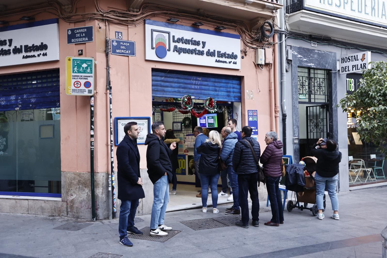 Colas para comprar décimos de la Lotería de Navidad en las expendedurías del centro de València