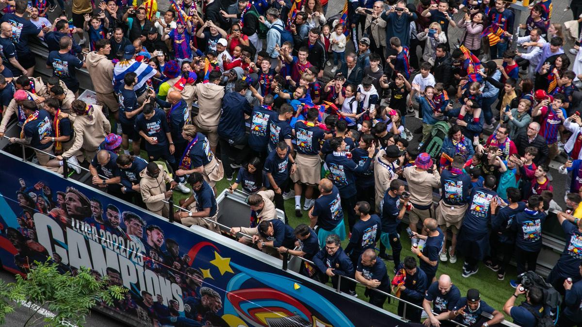 Imagen aérea del bus del equipo masculino.