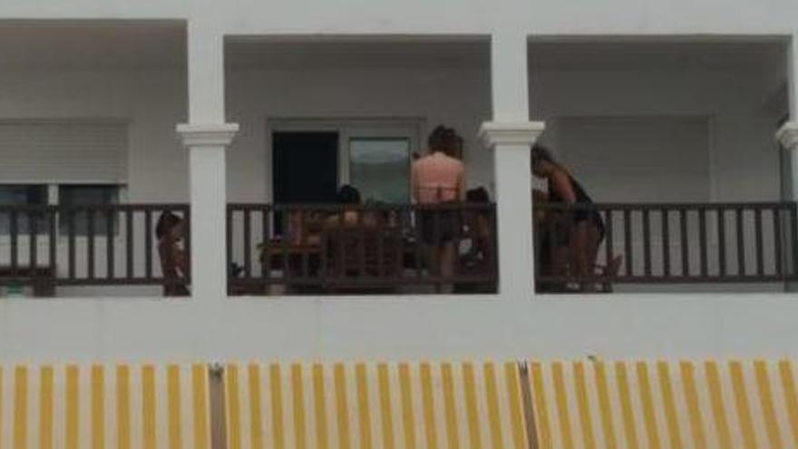 Un grupo de turistas se divierten en la terraza de unos apartamentos residenciales de la avenida Vuit d´Agost.