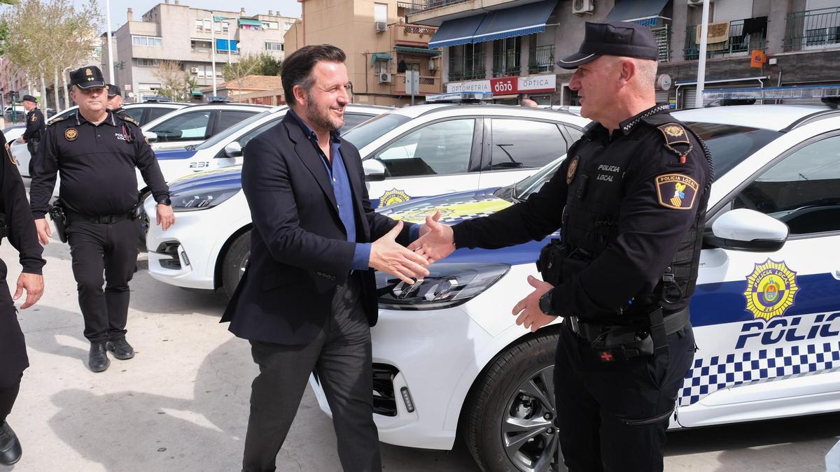 El alcalde saluda a un agente de la Policía Local en Carrús, en la Jefatura Local hay cerca de 400 funcionarios afectados por la medida