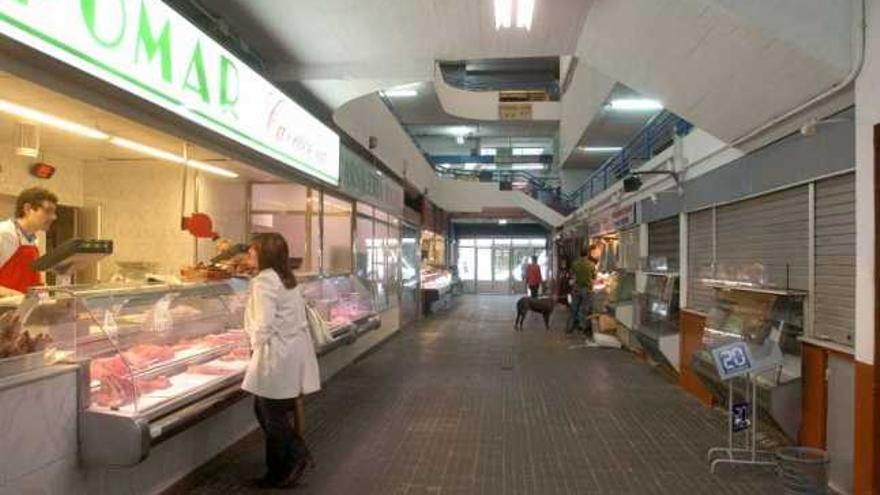 Imagen del interior del mercado de Santa Lucía. / fran martínez