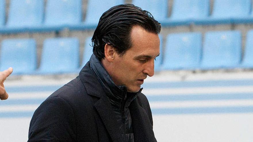 Unai Emery, camino a los vestuarios tras el calentamiento. // Efe