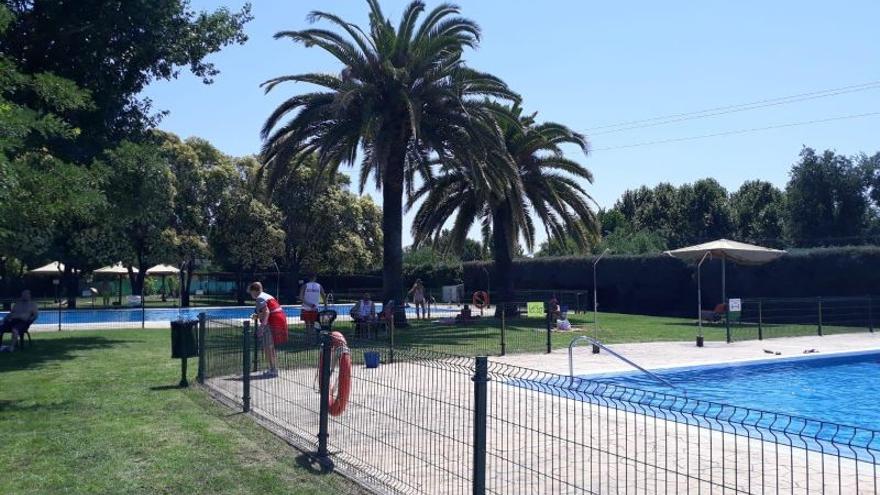 Varias personas en las piscinas municipales de Coria, durante el verano pasado.