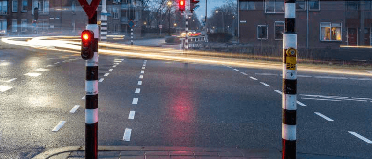 Semáforo en el suelo en Bodengraven-Reewijk (Países Bajos) que se considera pionero. | LEVANTE-EMV