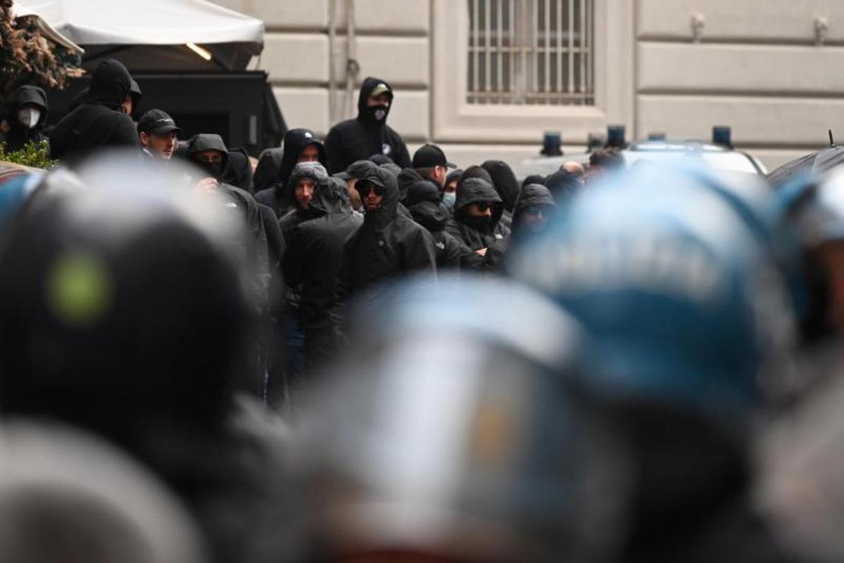 Las imágenes más impactantes de la brutal batalla campal en el centro de Nápoles