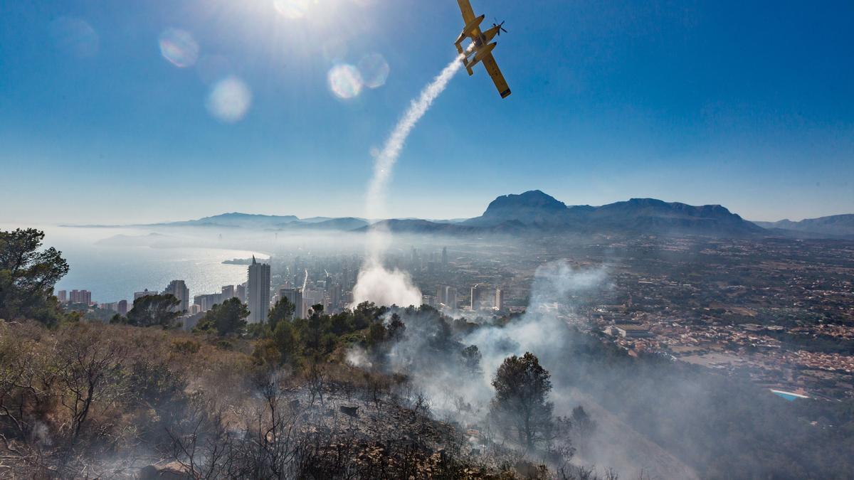Un avióna antiincendios apagando un fuego en el parque de Sierra Helada en una  imagen de archivo