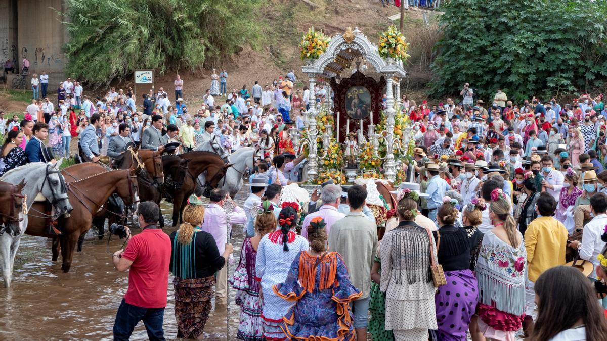 Cientos de fieles acuden a la primera romería que se celebró en Andalucía tras la pandemia, la de La Divina Pastora de la localidad sevillana de Cantillana.