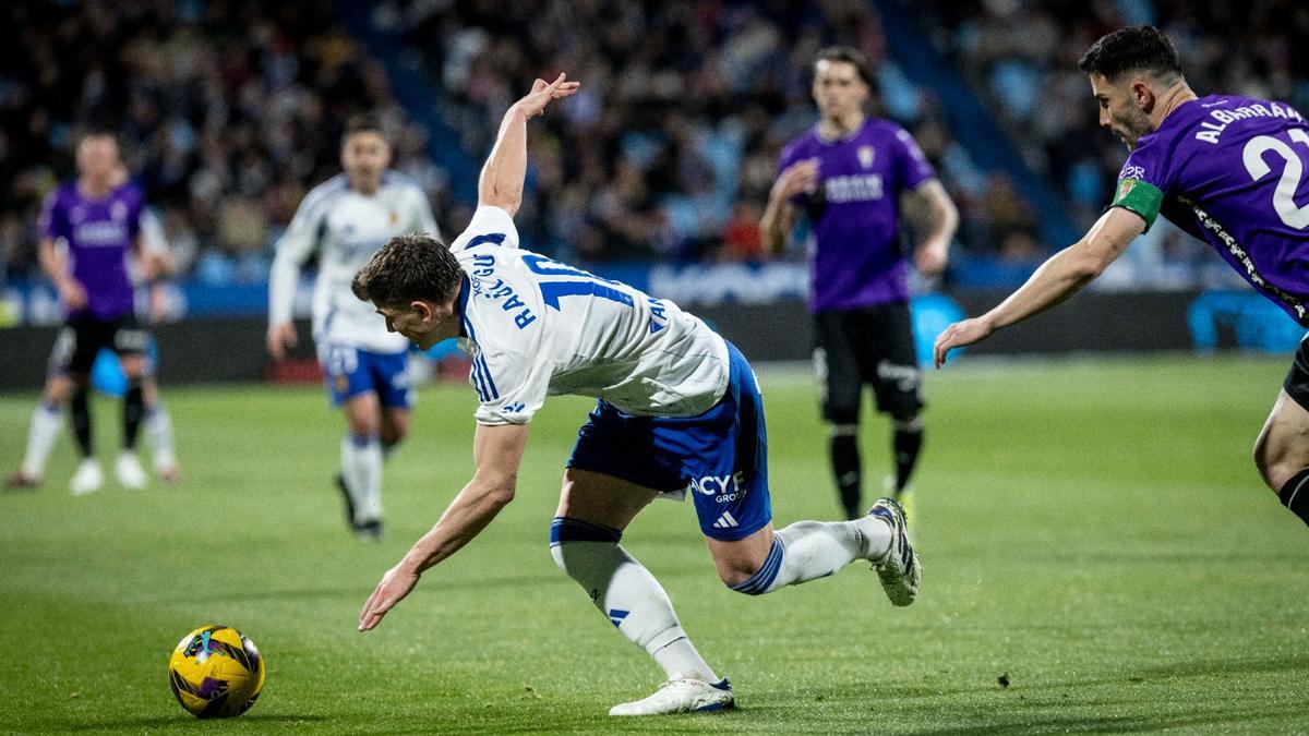 Guti, desequilibrado, persigue un balón durante el duelo ante el Córdoba