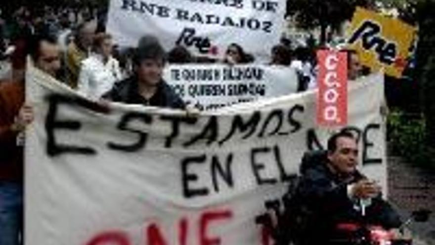 Más de 400 personas protestan contra el recorte laboral en RTVE