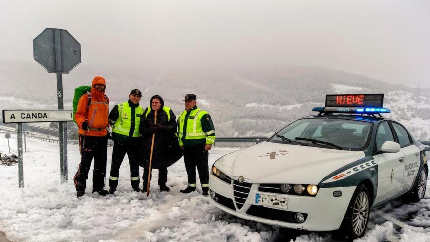 Reparto de chalecos de la DGT por la nieve. // FdV