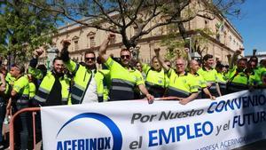 Los trabajadores de Acerinox durante la concentración, a 11 de abril de 2024, en Sevilla, Andalucía (España).