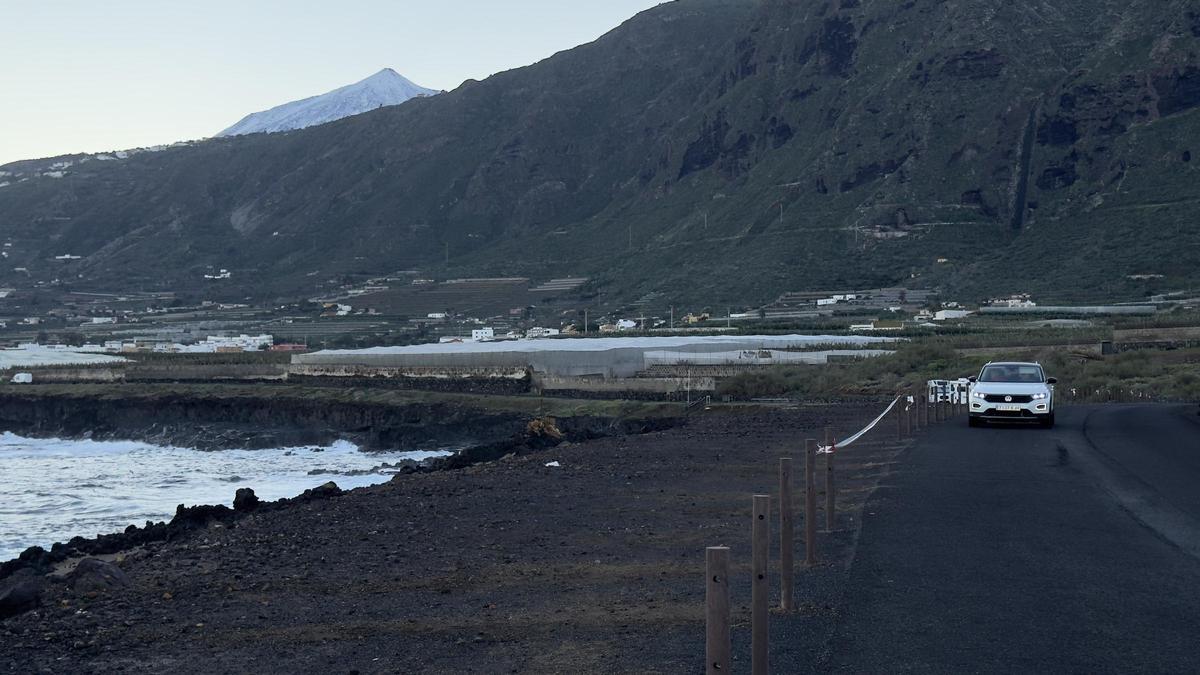 Postes arrancados en la carretera de Los Silos