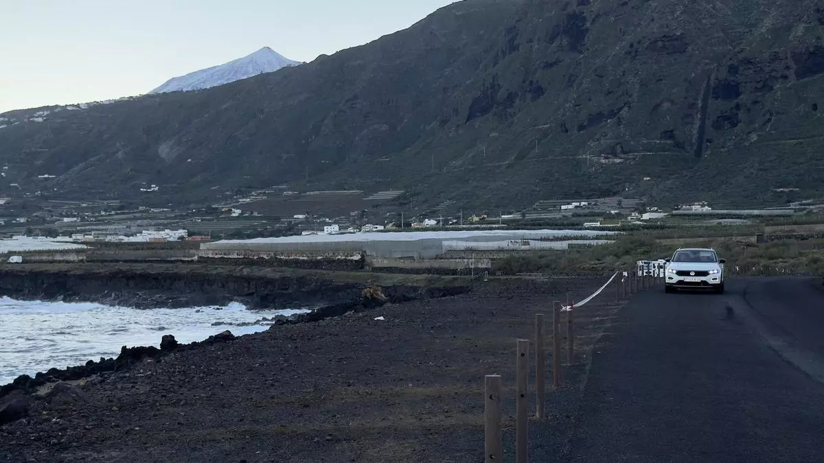 Arrancan 26 postes en la carretera de Los Silos: el Ayuntamiento denuncia un acto vandálico contra el mobiliario público