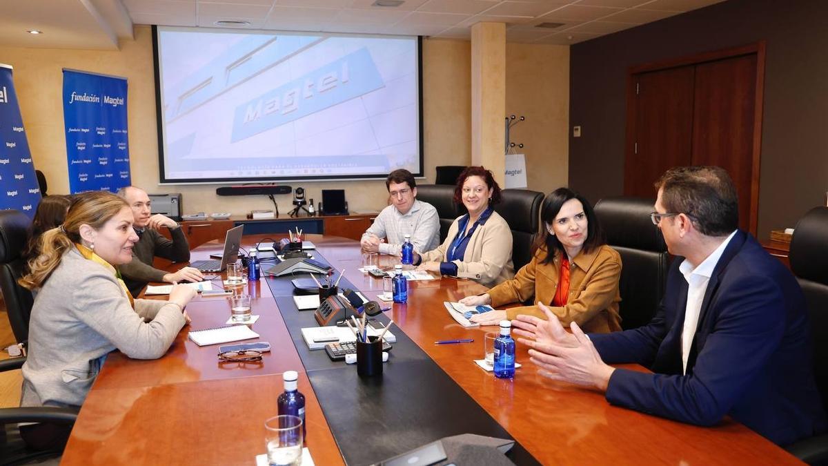 Un momento de la reunión de la delegada con los responsables de Magtel, la fundación y el programa de investigación.