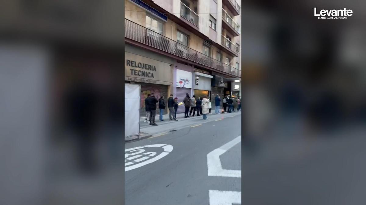 Miles de migrantes hacen cola en las oficinas del padrón en València tras el anuncio de la regularización extraordinaria