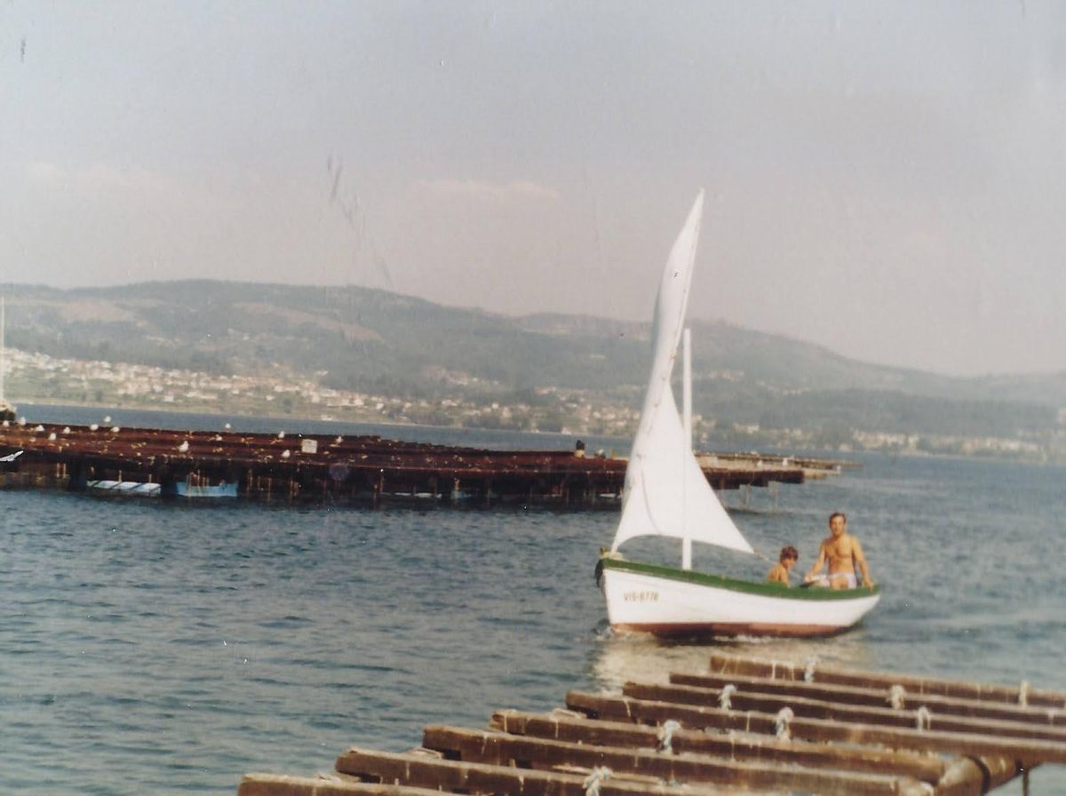 Faustino Otero disfruta del "Manuel" navegando a vela por la ría.