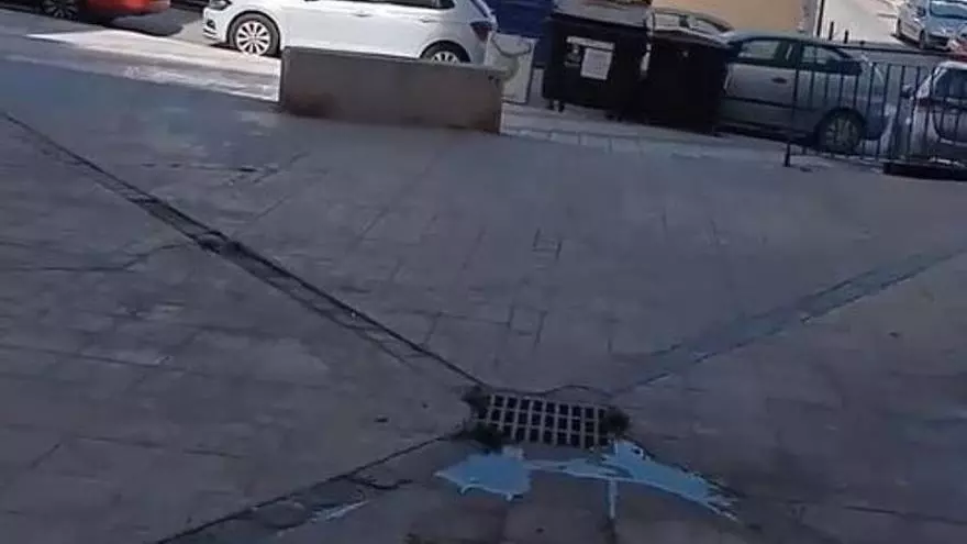Vertido de aguas fecales en las calles de Miraflores de los Ángeles.