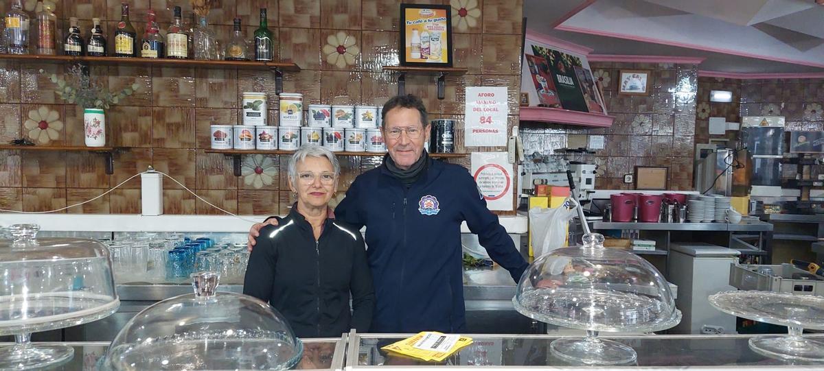 Manolita Espolita y Demetrio Areces, en el interior de la cafetería.