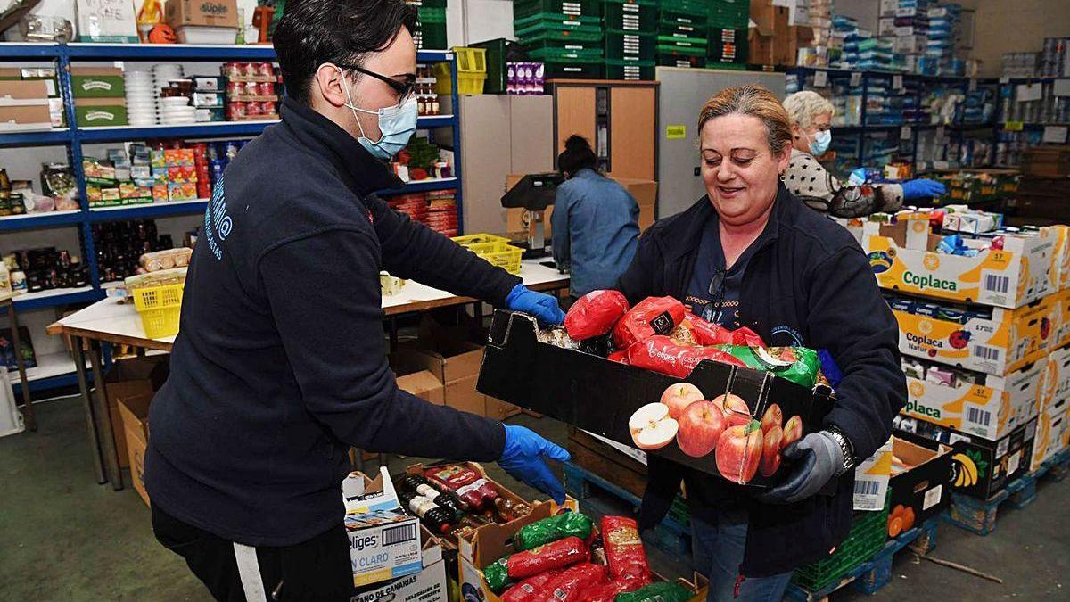 Voluntarios del banco de alimentos de A Coruña, el pasado mes de mayo.