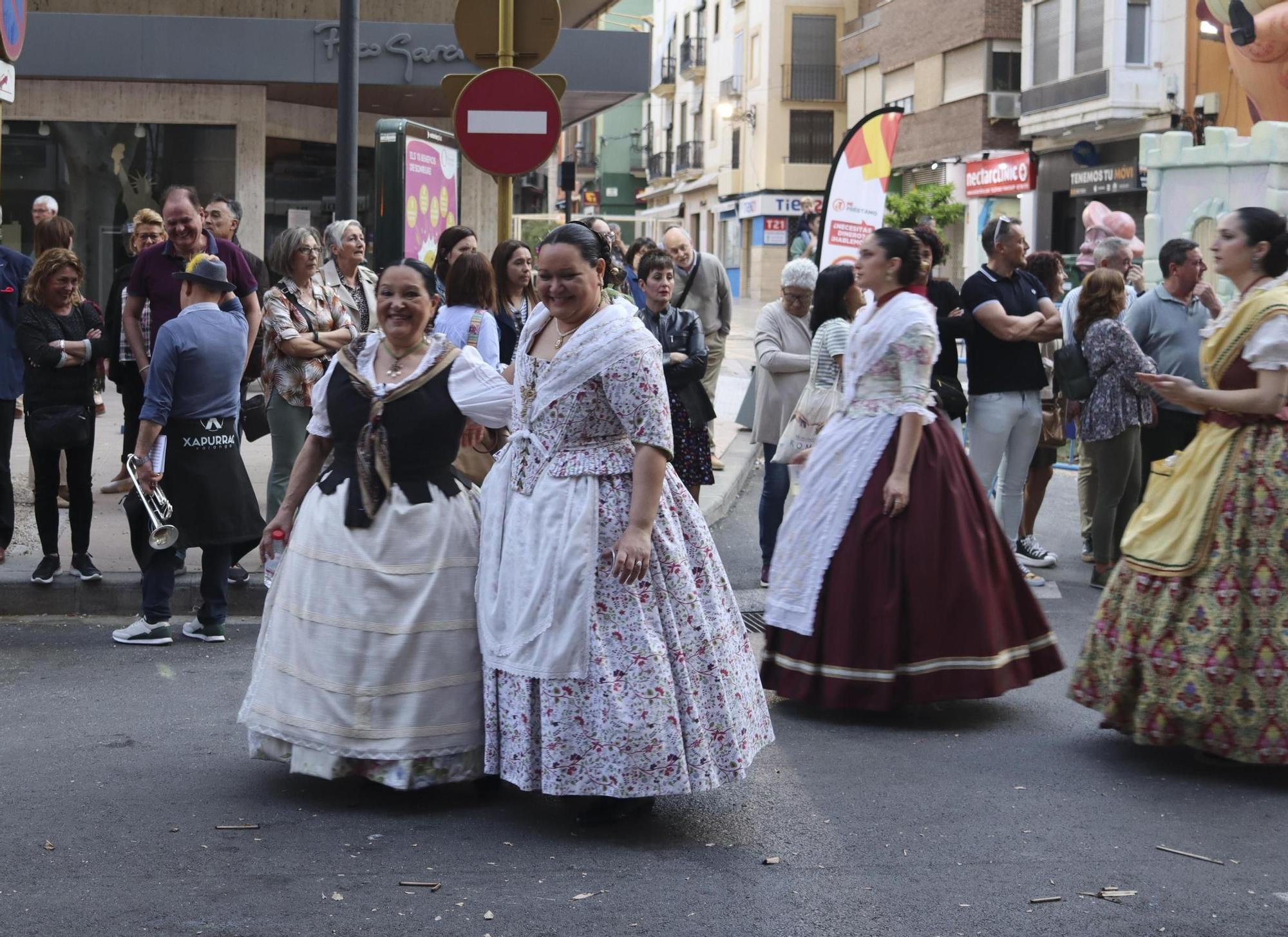 La tradicional visita a las fallas de Xàtiva en imágenes