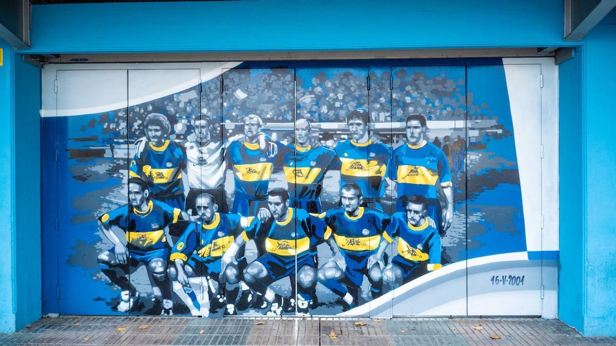 Geli, a dalt a la dreta en el mural de l'onze de la final de la Copa de la UEFA.